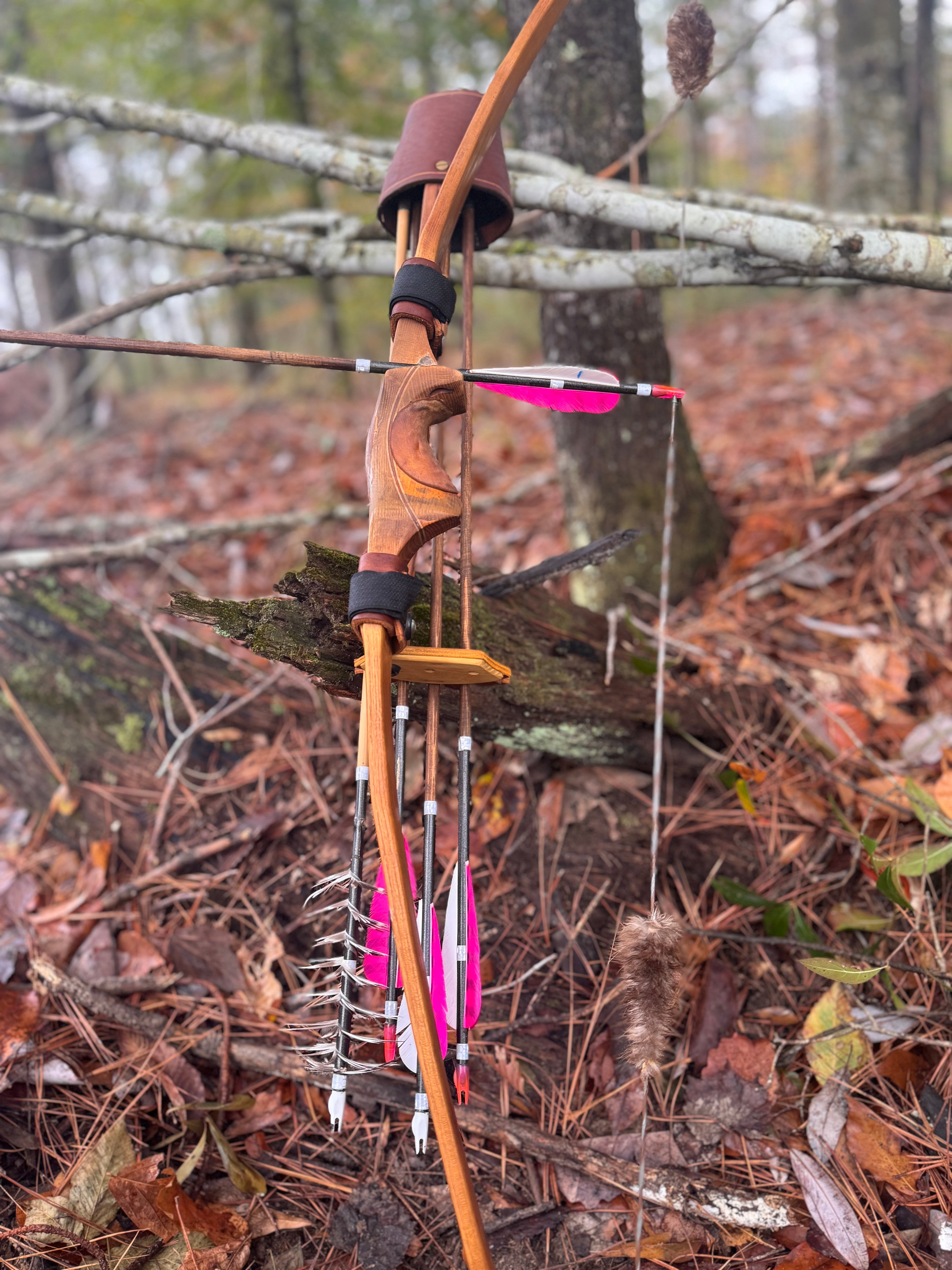 Strap on bow quiver, selfbow quiver